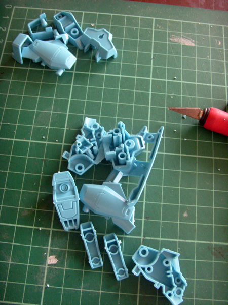 Few parts cut from the runners and preparing to be trimmed of excess plastic sprues. 